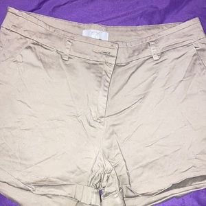 Cute khaki cargo shorts!